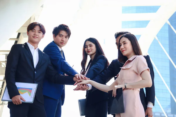 Ομάδα Πέντε Νέων Ασιατών Επιχειρηματιών Που Ενώνουν Χέρια Τους Εξωτερικά — Φωτογραφία Αρχείου