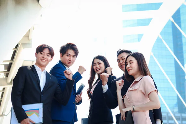 Ομάδα Πέντε Νεαρών Ασιατών Χαρούμενων Επιχειρηματιών Που Σηκώνουν Χέρια Ψηλά — Φωτογραφία Αρχείου