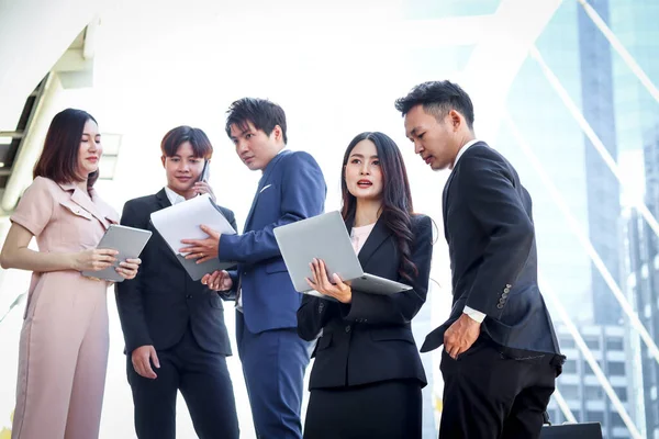 Grupo Cinco Jóvenes Empresarios Asiáticos Socializando Centro Ciudad Moderna Con — Foto de Stock