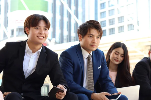 Groep Van Jonge Aziatische Gelukkige Zakenmensen Socialiseren Terwijl Zitten Trap — Stockfoto