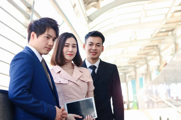 Πορτρέτο Των Τριών Ασιατών Επιχειρηματίας Και Επιχειρηματίας Εμπιστευτική Στέκεται Στην — Φωτογραφία Αρχείου