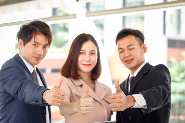 Gruppo Tre Uomini Affari Asiatici Donne Piedi Confidenziale Dando Pollici — Foto Stock