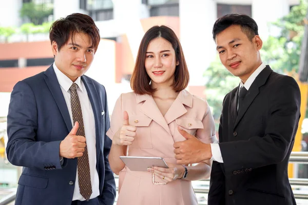 Gruppo Tre Uomini Affari Asiatici Donne Piedi Confidenziale Dando Pollici — Foto Stock