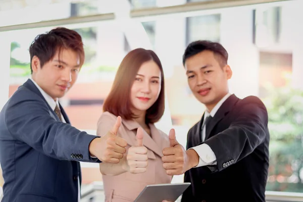 Grupo Tres Hombres Negocios Mujeres Asiáticos Confidenciales Pie Dando Pulgares — Foto de Stock