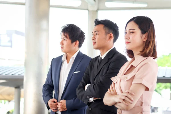 Portret Van Drie Aziatische Zakenman Zakenvrouw Vertrouwelijk Rij Staan Hetzelfde — Stockfoto