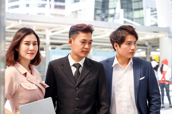 Πορτρέτο Των Τριών Ασιατών Επιχειρηματίας Και Επιχειρηματίας Εμπιστευτική Στέκεται Στην — Φωτογραφία Αρχείου