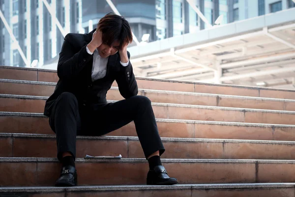 Stresli Genç Asyalı Adamı Şehir Merkezindeki Ofisin Merdivenlerinde Oturuyor Adam — Stok fotoğraf