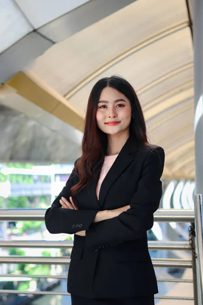 Πορτρέτο Του Χαμογελαστού Νεαρή Ασιατική Όμορφη Επιχειρηματίας Μακριά Μαλλιά Στο — Φωτογραφία Αρχείου