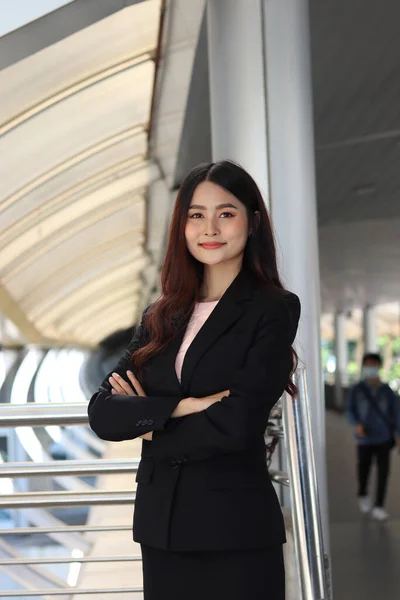 Πορτρέτο Του Χαμογελαστού Νεαρή Ασιατική Όμορφη Επιχειρηματίας Μακριά Μαλλιά Στο — Φωτογραφία Αρχείου