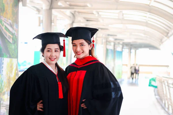 Πορτρέτο Δύο Χαρούμενων Αποφοίτων Μαθητών Νεαρές Όμορφες Ασιάτισσες Που Κοιτούν — Φωτογραφία Αρχείου