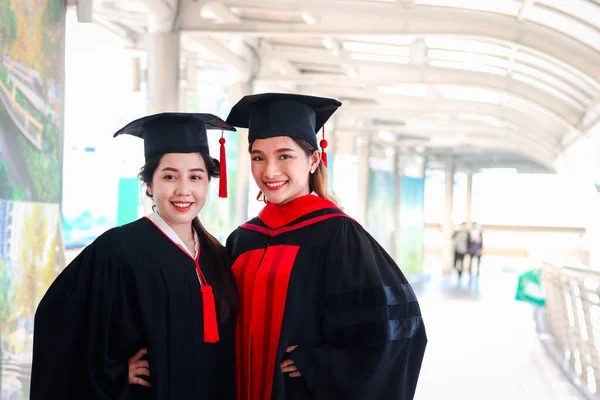 Ritratto Due Felici Studenti Laureati Sorridenti Giovani Belle Donne Asiatiche — Foto Stock