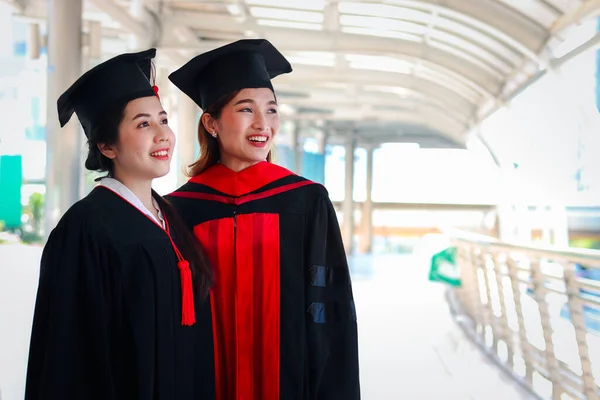 Πορτραίτο Δύο Χαρούμενων Αποφοίτων Φοιτητών Νεαρές Όμορφες Ασιάτισσες Που Κοιτάζουν — Φωτογραφία Αρχείου