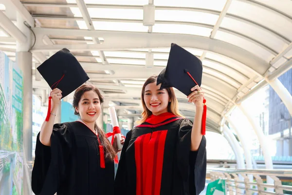 Δύο Ευτυχείς Χαμογελαστοί Απόφοιτοι Φοιτητές Νέες Όμορφες Ασιάτισσες Γιορτάζουν Την — Φωτογραφία Αρχείου