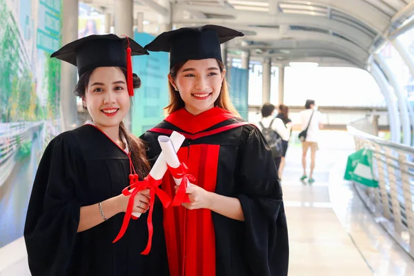Retrato Dois Felizes Sorrindo Graduados Estudantes Segurando Certificado Jovens Mulheres — Fotografia de Stock