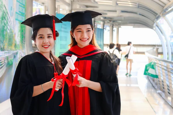 Ritratto Due Felici Studenti Laureati Sorridenti Possesso Certificato Giovani Belle — Foto Stock