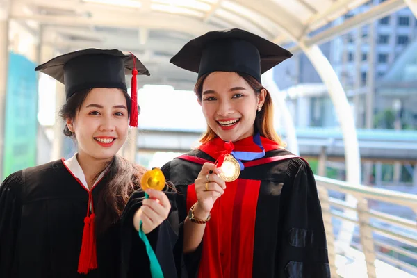 Πορτρέτο Δύο Χαρούμενων Χαμογελαστών Αποφοίτων Χρυσό Μετάλλιο Νεαρές Όμορφες Ασιάτισσες — Φωτογραφία Αρχείου