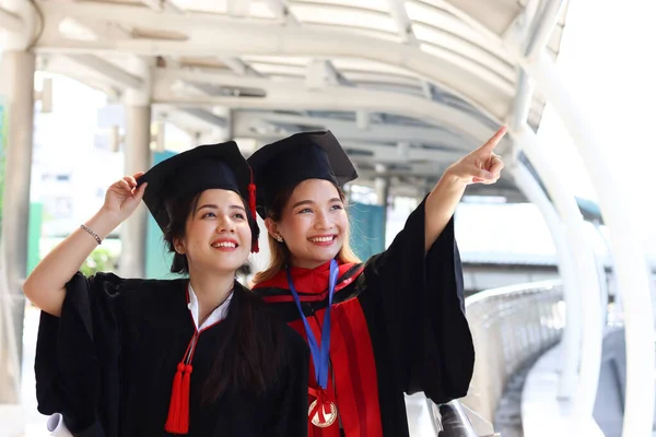 Δύο Ευτυχείς Χαμογελαστοί Απόφοιτοι Φοιτητές Νεαρές Όμορφες Ασιάτισσες Που Κοιτάζουν — Φωτογραφία Αρχείου