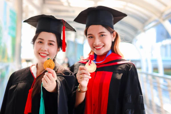 Retrato Dois Felizes Sorrindo Estudantes Graduados Segurando Prêmio Medalha Ouro — Fotografia de Stock