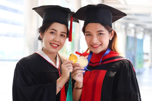 Πορτρέτο Δύο Χαρούμενων Χαμογελαστών Αποφοίτων Χρυσό Μετάλλιο Νεαρές Όμορφες Ασιάτισσες — Φωτογραφία Αρχείου
