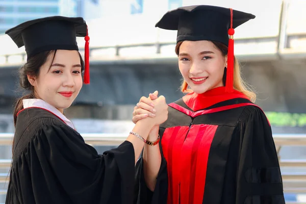 Πορτρέτο Δύο Χαρούμενων Αποφοίτων Φοιτητών Νεαρές Όμορφες Γυναίκες Της Ασίας — Φωτογραφία Αρχείου