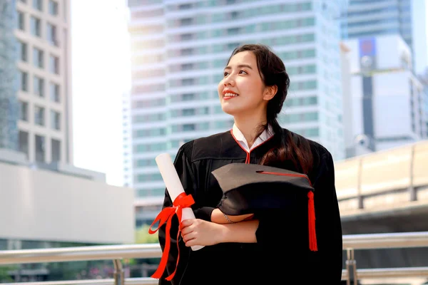 Felice Sorridente Studente Laureato Giovane Bella Donna Asiatica Possesso Cappello — Foto Stock