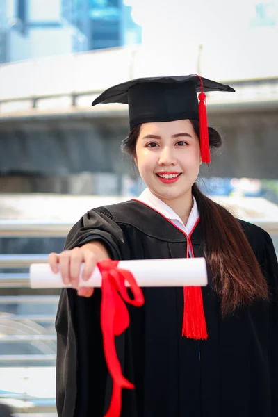 Šťastný Usměvavý Postgraduální Student Mladá Krásná Asijská Žena Oteplování Náměstí — Stock fotografie