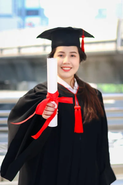 Felice Studente Laureato Sorridente Giovane Bella Donna Asiatica Riscaldando Cappello — Foto Stock