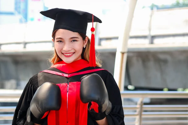Ευτυχισμένο Χαμογελαστό Αποφοίτησε Γυναίκα Φοιτητής Αύξηση Της Θερμοκρασίας Πλατεία Ακαδημαϊκό — Φωτογραφία Αρχείου