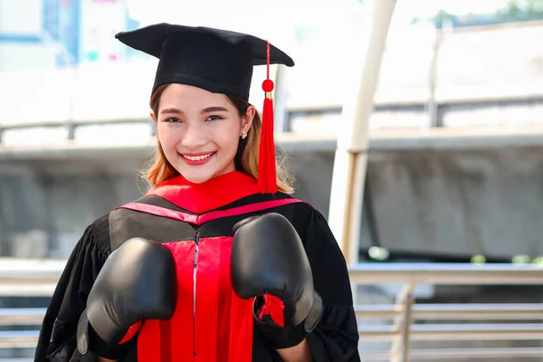 Happy Sorrindo Graduado Estudante Mulher Aquecendo Chapéu Acadêmico Quadrado Com — Fotografia de Stock