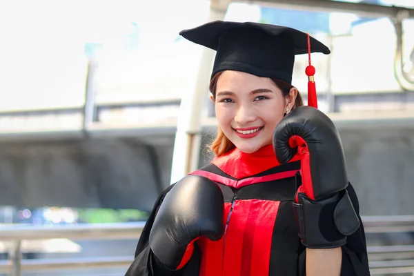Ευτυχισμένο Χαμογελαστό Αποφοίτησε Γυναίκα Φοιτητής Αύξηση Της Θερμοκρασίας Πλατεία Ακαδημαϊκό — Φωτογραφία Αρχείου