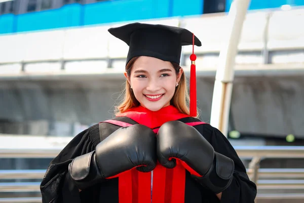 Happy Sorrindo Graduado Estudante Mulher Aquecendo Chapéu Acadêmico Quadrado Com — Fotografia de Stock