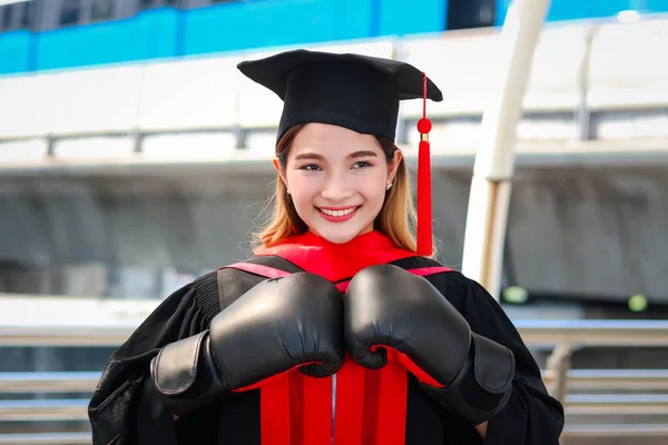 Felice Donna Laureata Sorridente Riscaldando Cappello Accademico Quadrato Cappello Con — Foto Stock