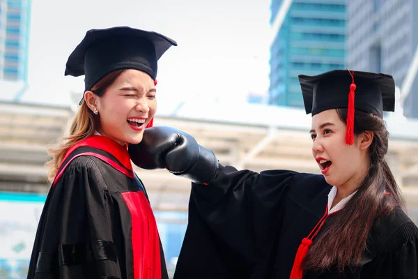 Δύο Ευτυχείς Απόφοιτοι Φοιτητές Ζεσταίνει Τετράγωνο Ακαδημαϊκό Καπέλο Καπέλο Κόκκινα — Φωτογραφία Αρχείου