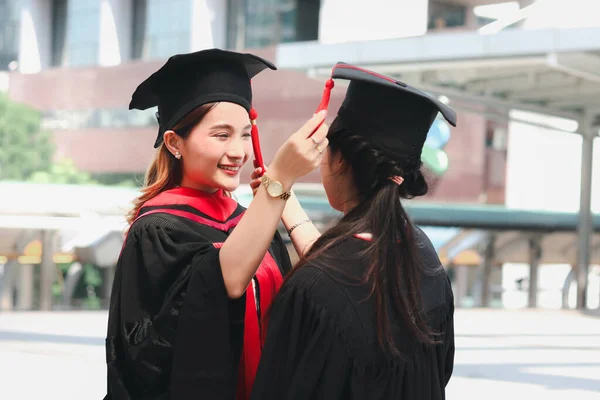 Δύο Ευτυχείς Απόφοιτοι Φοιτητές Αγγίζουν Τετράγωνο Ακαδημαϊκό Καπέλο Ένας Του — Φωτογραφία Αρχείου