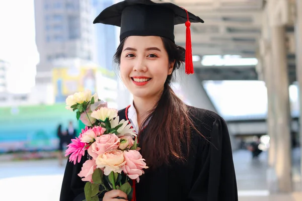 Πορτρέτο Του Χαρούμενος Χαμογελαστός Αποφοίτησε Φοιτητής Ασιάτης Γυναίκα Λουλούδι Μπουκέτο — Φωτογραφία Αρχείου