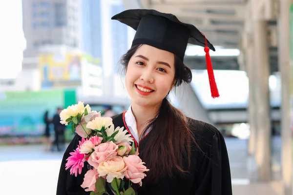 Retrato Feliz Sorrindo Estudante Graduado Mulher Asiática Com Buquê Flores — Fotografia de Stock