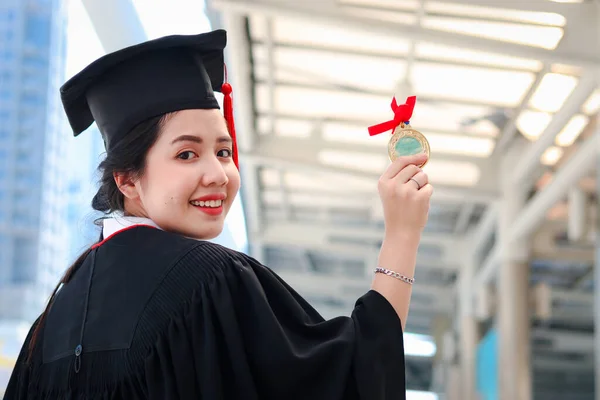 Portrét Šťastně Usmívající Postgraduální Student Ukazuje Její Zlatou Medaili Ocenění — Stock fotografie