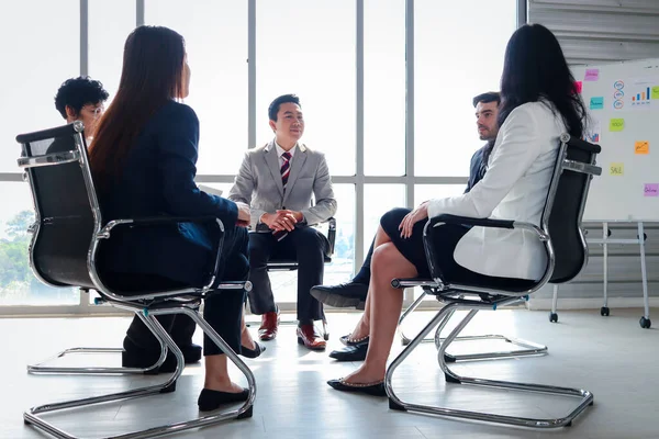 Logro Exitoso Hombre Negocios Mujer Que Tiene Una Discusión Seria — Foto de Stock