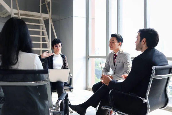 Logro Exitoso Hombre Negocios Mujer Que Tiene Una Discusión Seria — Foto de Stock