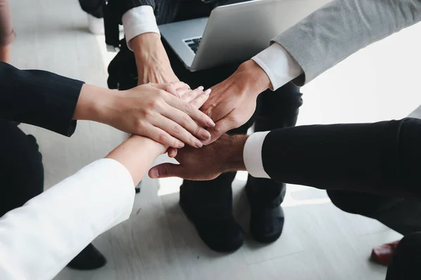 Üzletember Kéz Kézben Összefognak Üzleti Partneri Kollégák Fogják Egymás Kezét — Stock Fotó
