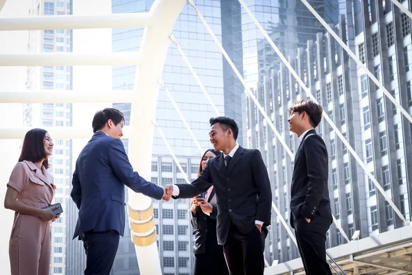Fiatal Ázsiai Üzletemberből Álló Csoport Akik Modern Belvárosban Szocializálódnak Üzletemberek — Stock Fotó