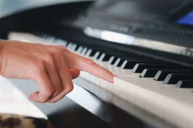 Piyano klavyesine el parmağını bastır, piyano çal.. 