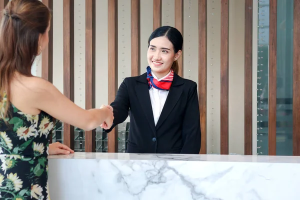 Felice Sorridente Giovane Bella Asiatica Receptionist Femminile Tuta Stringendo Mano — Foto Stock