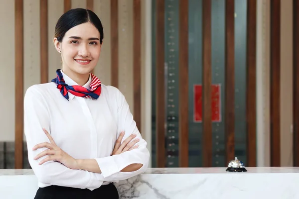 Muotokuva Hymyilevä Nuori Kaunis Aasialainen Nainen Vastaanottovirkailija Luottamuksellinen Seisoo Kädet — kuvapankkivalokuva