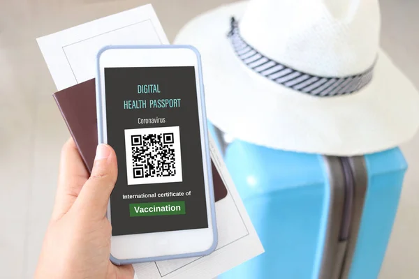 Resenär Hand Håller Mobiltelefon Som Visar Digital Hälsa Pass Vaccination — Stockfoto