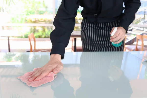 Jonge Knappe Ober Van Het Mannelijk Personeel Die Schoonmaakspray Vasthoudt — Stockfoto