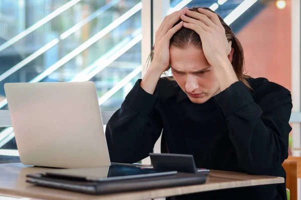 Joven Empresario Frustrado Estresado Poniendo Cabeza Mano Pensando Trabajo Sintiéndose — Foto de Stock