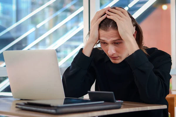 Joven Empresario Frustrado Estresado Poniendo Cabeza Mano Pensando Trabajo Sintiéndose — Foto de Stock