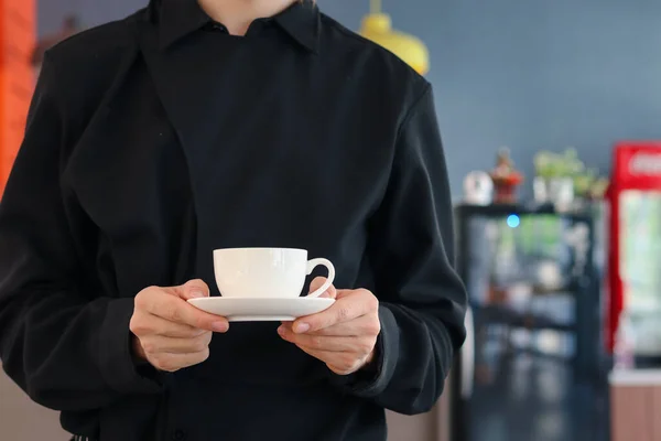 Barista Mani Possesso Una Tazza Caffè Caldo Nella Caffetteria Cameriere — Foto Stock