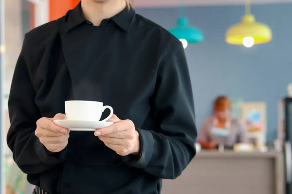 Barista Mani Possesso Una Tazza Caffè Caldo Nella Caffetteria Cameriere — Foto Stock